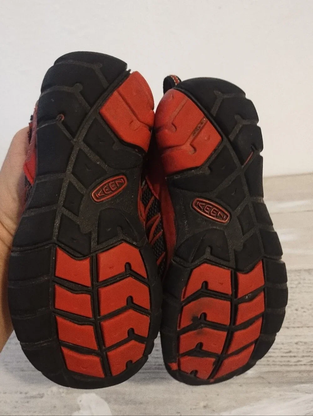 Keen kids u.s.a size 10 Chandler Sneakers Black and Red (UK kids size 9) some